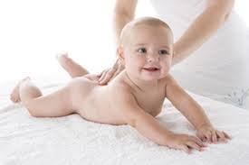 Les bienfaits du massage des bébés